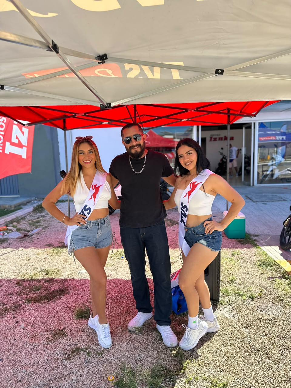 Equipo de Creativa Producciones en una activación de marca